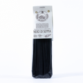 Pasta Nero di Seppia aus der Toskana – schwarze Tintenfischpasta aus Hartweizengrieß mit feinem Meeresgeschmack, ideal für elegante italienische Gerichte.
